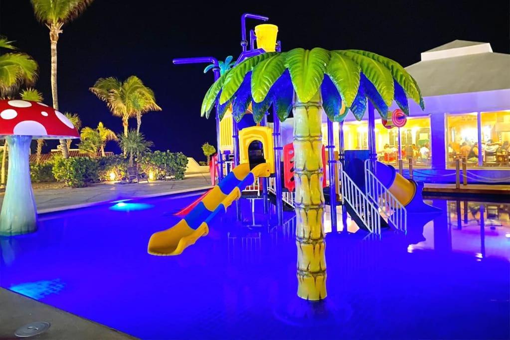 - Steps To And Water Fun * Cancún