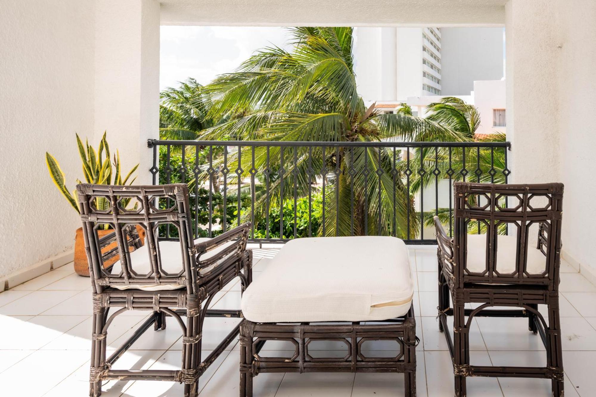 Oceanfront In Complex Cancún