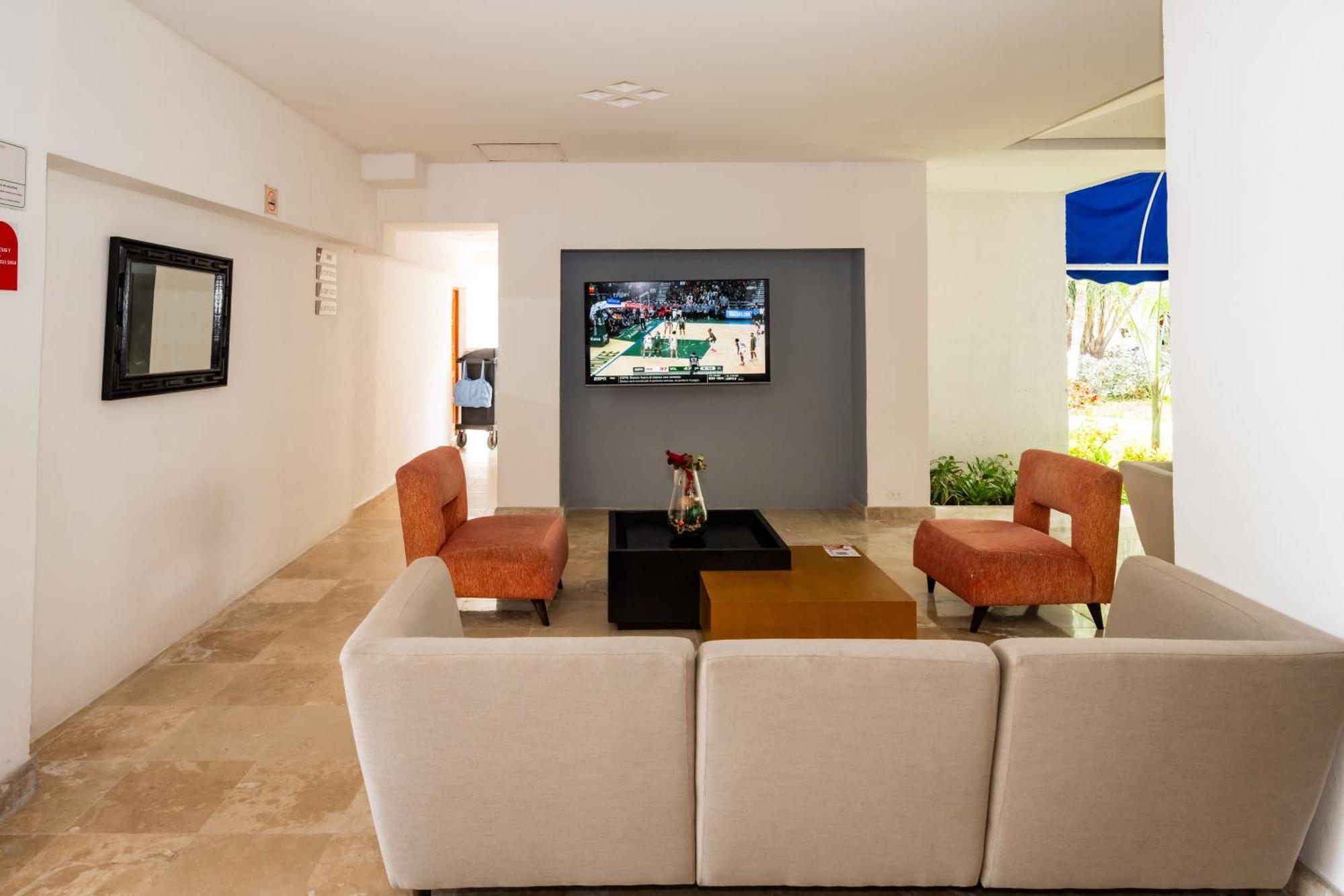 Oceanfront In Complex Apartahotel Cancún