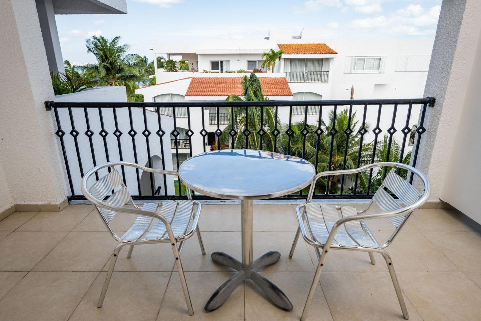 Apartahotel Oceanfront In Complex *