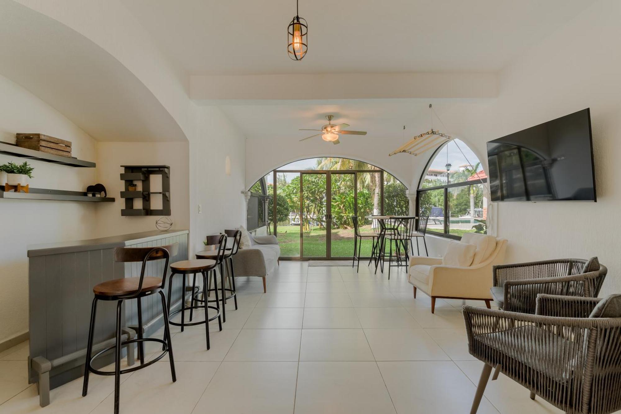 Chic Lagoon Front By Casa Paraiso Apartment