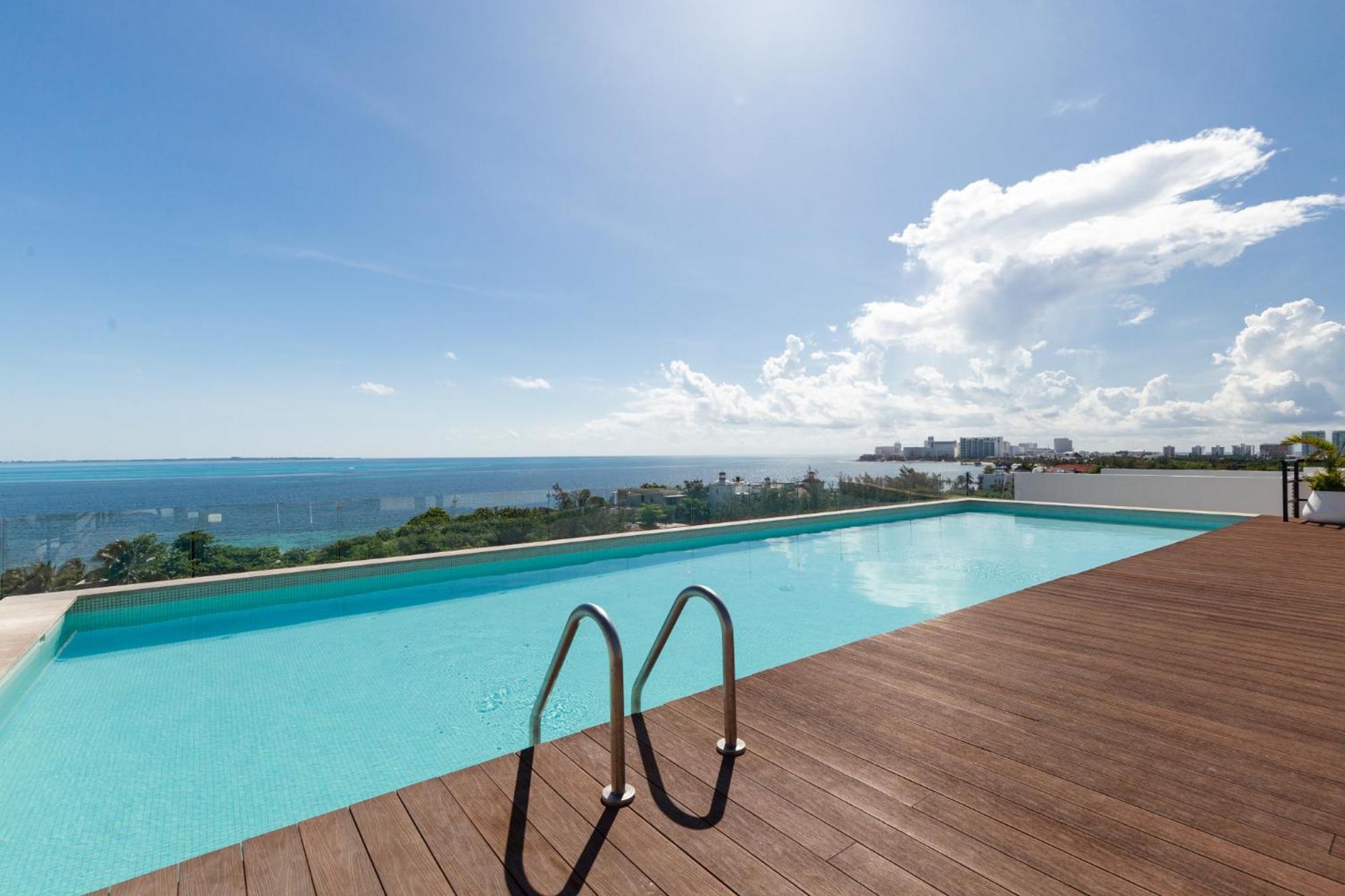 Spectacular View 2br - Rooftop Pool Apartamento Cancún