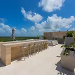 Oceanview 3 Bedroom Condo, Rooftop Pool&Jacuzzi, Beach!