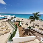 Hermoso estudio sobre la playa, vista al mar