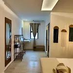 Nomads Party Hotel