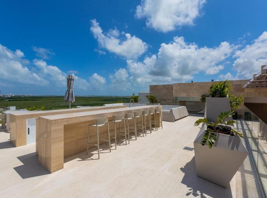 Oceanview 3 Bedroom Condo, Rooftop Pool&jacuzzi, Beach! *