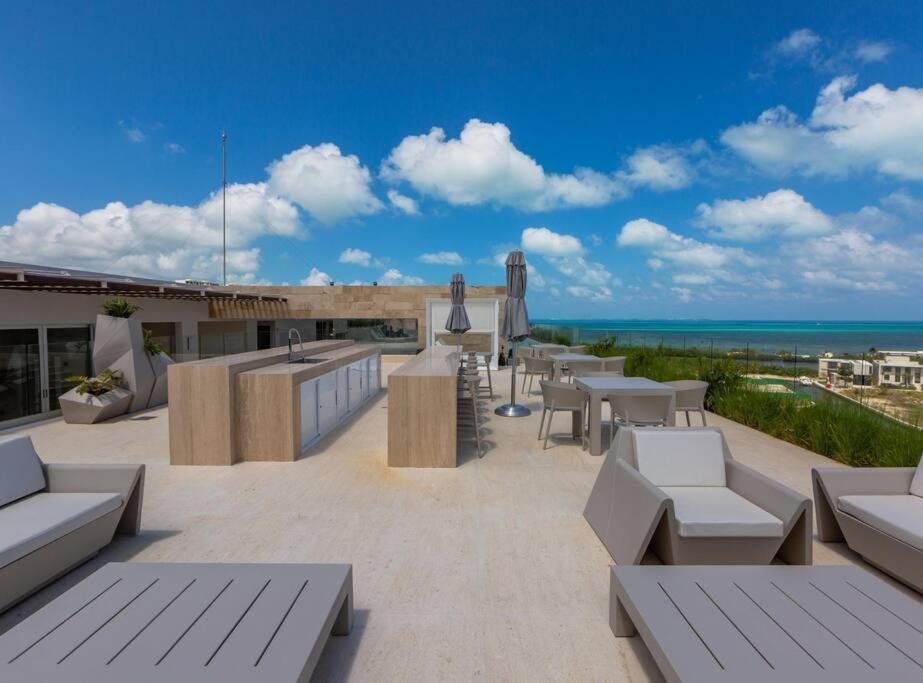 Oceanview 3 Bedroom Condo, Rooftop Pool&jacuzzi, Beach! * Cancún