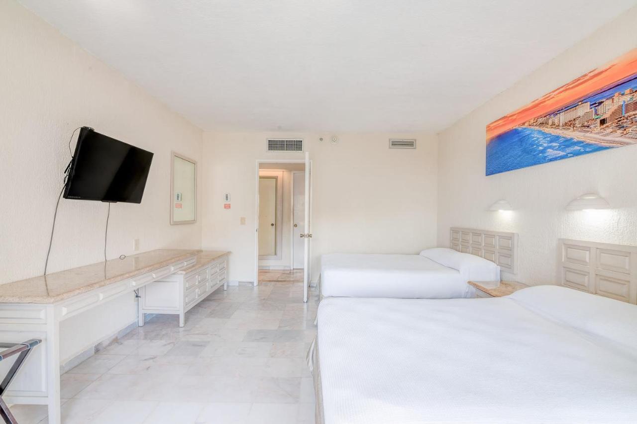 In Prime Location 3 Pools Cancun