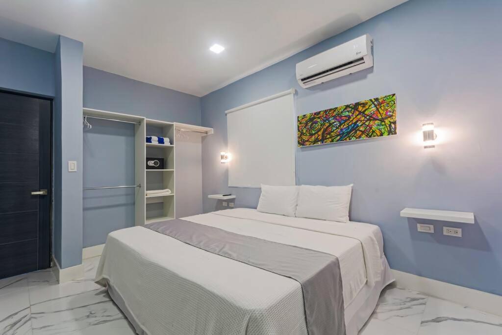 Playa Del Nino And Ferry Isla Mujeres 15 Minutes! Holiday home