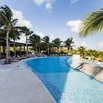 Beach, Pool 3Br Apartment - 8 Guests