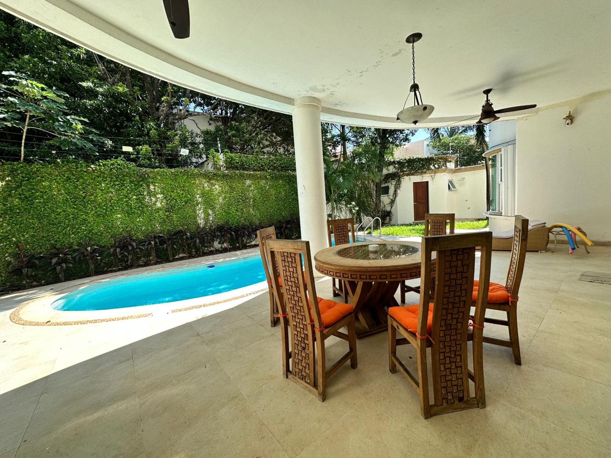 Casa Sasha's Mini Palace Bed and breakfast