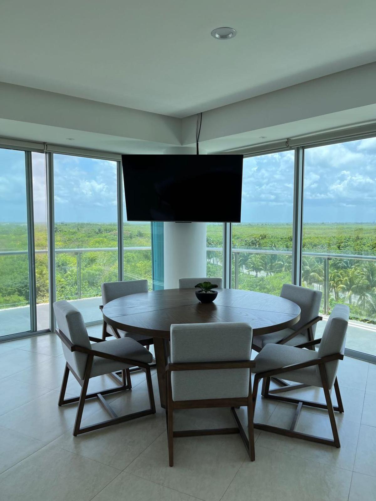 Beach, Pool 3br - 8 Guests Apartment