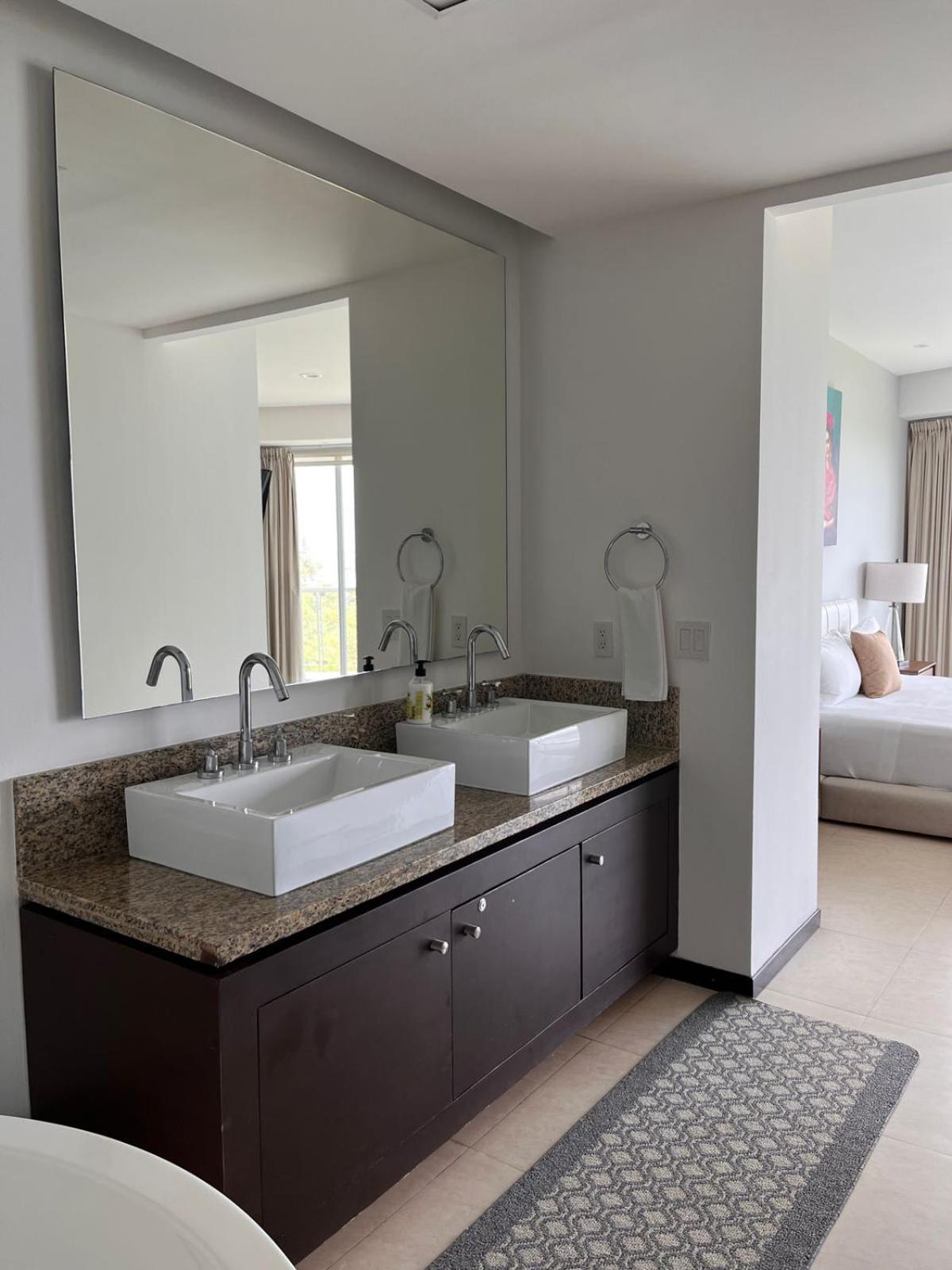 Beach, Pool 3br - 8 Guests Apartment *
