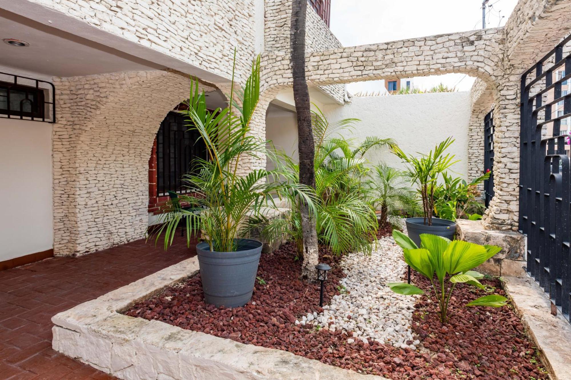 Pensión Vica Con Piscina En La Entrada De La Zona Hotelera Cancún