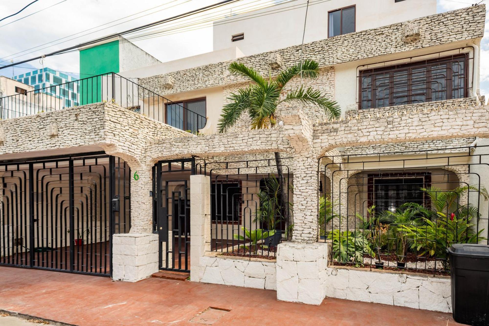 Vica Con Piscina En La Entrada De La Zona Hotelera Pensión Cancún